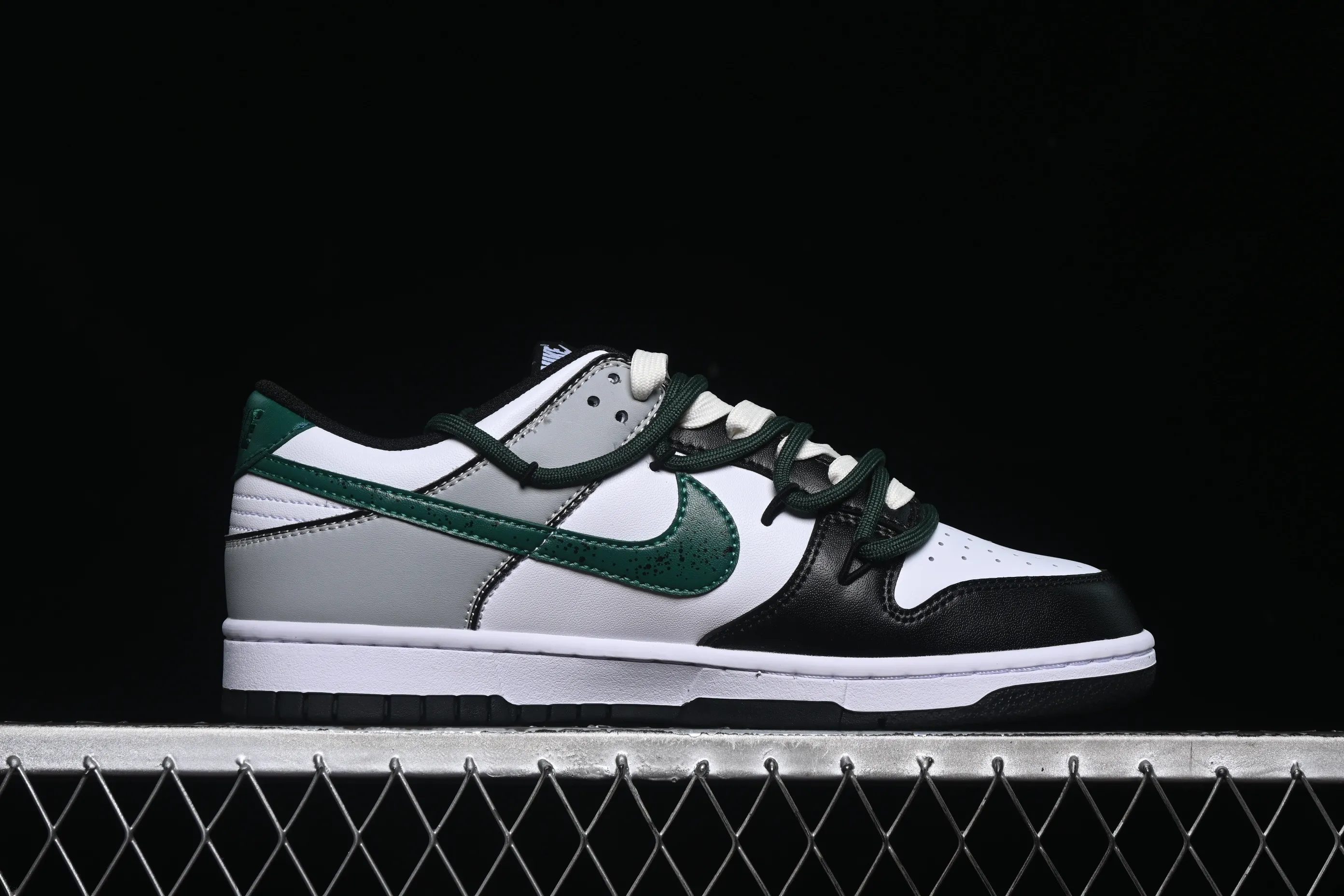 All categories Nk SB Dunk series Nk SB Dunk Low low-top sneakers Nike SB Dunk Low white and green strap low-top casual sneakers DD1391-100